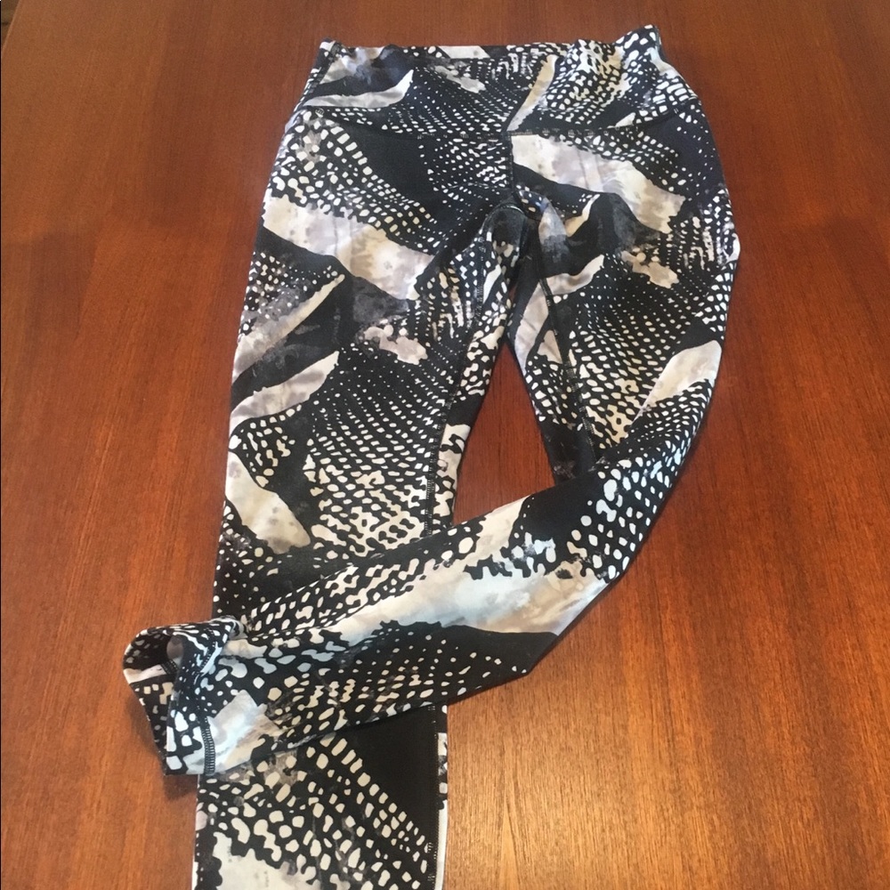 lululemon black and white high times crop (size 6)